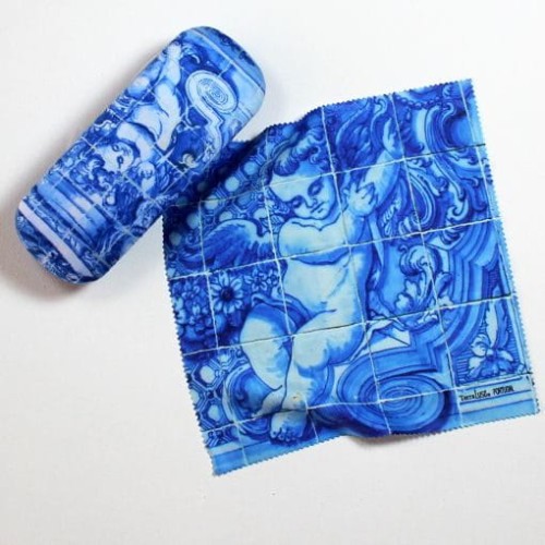 Twarde etui do okularow ze ściereczką z tradycyjnym portugalskim wzorem azulejo z aniolem w kolorze niebieskim i bialym