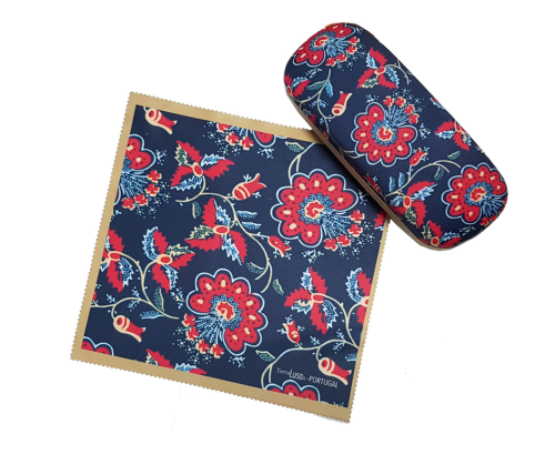 Twarde etui do okularow ze ściereczką z tradycyjnym portugalskim wzorem Chita de Alcobaca w kolorze granatowym i czerwonym