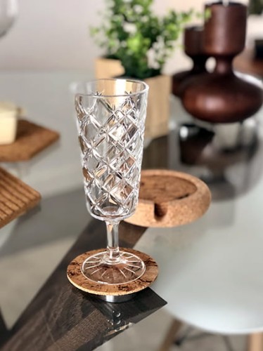 Zestaw 6 okraglych dekoracyjnych podkladek korkowych na stol z korkowym stojakiem