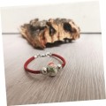 Weganska bransoletka damska z czerwonego korka z ceramicznym koralikiem w kwiaty zapinana na karabinczyk bardzo kobieca