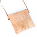 Mała wegańska torebka damska listonoszka Pink z korka w kolorze naturalnym i różowym na zamek eko galanteria skóra korkowa