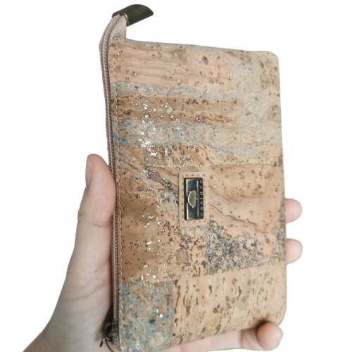 Wąski i lekki korkowy portfel Slim portugalskiej marki Montado naturalny z brązem i drobinkami złota