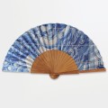 Wachlarz portugalski ze sztucznego jedwabiu i drewna inspirowany tradycyjnym wzorem plytki azulejo z aniolem w kolorze niebieskim i bialym