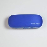 Twarde etui do okularow z tradycyjnym portugalskim wzorem azulejo z aniolem w kolorze niebieskim i bialym Terra Lusa